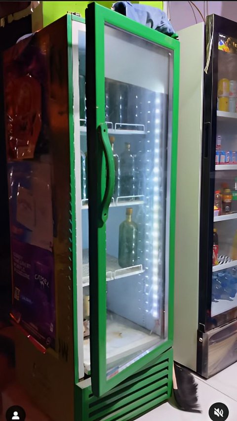 Bensin yang dingin disimpan di dalam lemari pendingin.