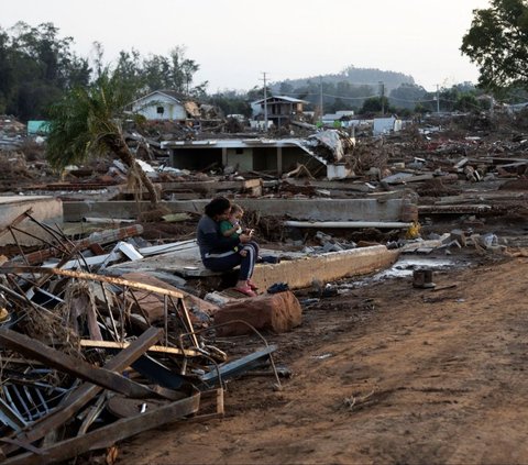 Suasana yang memperlihatkan sisa-sisa kehancuran setelah terjangan banjir parah melanda wilayah Passo de Estrela di Cruzeiro do Sul, Negara Bagian Rio Grande do Sul, Brasil, pada tanggal 5 Juni 2024.