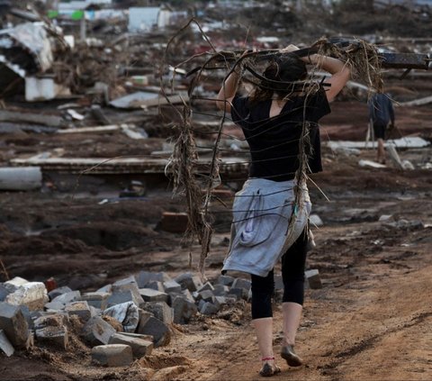 Suasana yang memperlihatkan sisa-sisa kehancuran setelah terjangan banjir parah melanda wilayah Passo de Estrela di Cruzeiro do Sul, Negara Bagian Rio Grande do Sul, Brasil, pada tanggal 5 Juni 2024.