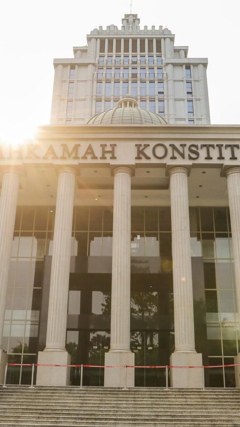 Sejumlah personil kepolisian Brimob bersenjata lengkap melakukan pengamanan Gedung Mahkamah Konstitusi (MK) di Jakarta, Selasa (7/11/2023). Pengamanan dari Polda Metro Jaya ini menerjunkan 2.000 personil Brimob untuk mengamankan pembacaan putusan etik terhadap 9 hakim MK. Liputan6.com/Angga Yuniar