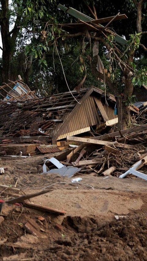 Suasana yang memperlihatkan sisa-sisa kehancuran setelah terjangan banjir parah melanda wilayah Passo de Estrela di Cruzeiro do Sul, Negara Bagian Rio Grande do Sul, Brasil, pada tanggal 5 Juni 2024.