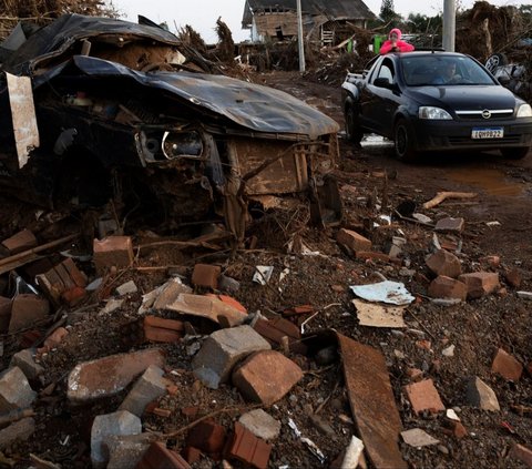 Suasana yang memperlihatkan sisa-sisa kehancuran setelah terjangan banjir parah melanda wilayah Passo de Estrela di Cruzeiro do Sul, Negara Bagian Rio Grande do Sul, Brasil, pada tanggal 5 Juni 2024.