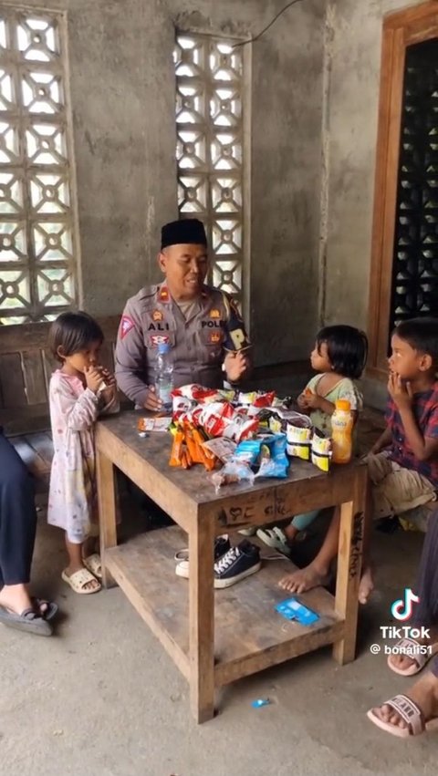 Viral Polisi Rawat Empat Anak Kecil yang Ditinggal Ibunya, Tuai Pujian