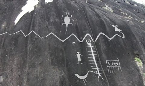 Ukiran anaconda di batu cadas berusia 2.000 tahun.