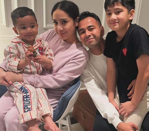 Rafathar Putra Raffi  Ahmad Selebrasi di Atas Panggung Saat Dapat Penghargaan dari Sekolah