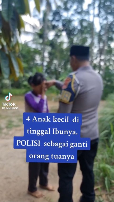 Aksi polisi rawat empat anak kecil yang ditinggal ibunya ini menuai pujian warganet.