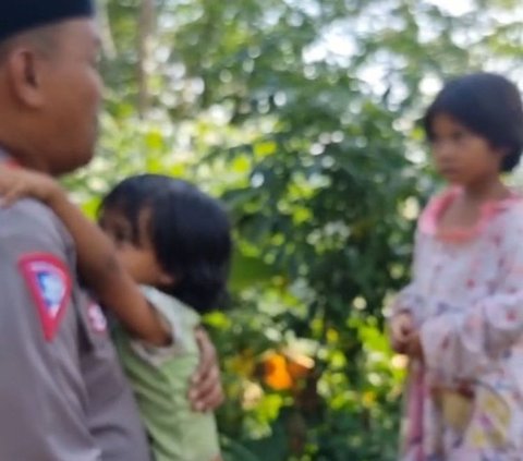 Aksi polisi rawat empat anak kecil yang ditinggal ibunya ini menuai pujian warganet.