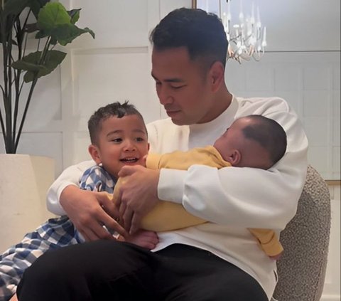 Raffi Ahmad Akhirnya Perlihatkan Wajah Baby Lily Bareng Dua Putranya (Foto: @raffinagita1717)