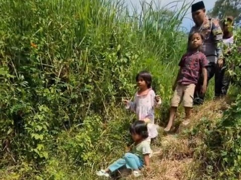 Aksi polisi rawat empat anak kecil yang ditinggal ibunya ini menuai pujian warganet.