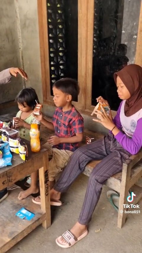 Aksi polisi rawat empat anak kecil yang ditinggal ibunya ini menuai pujian warganet.