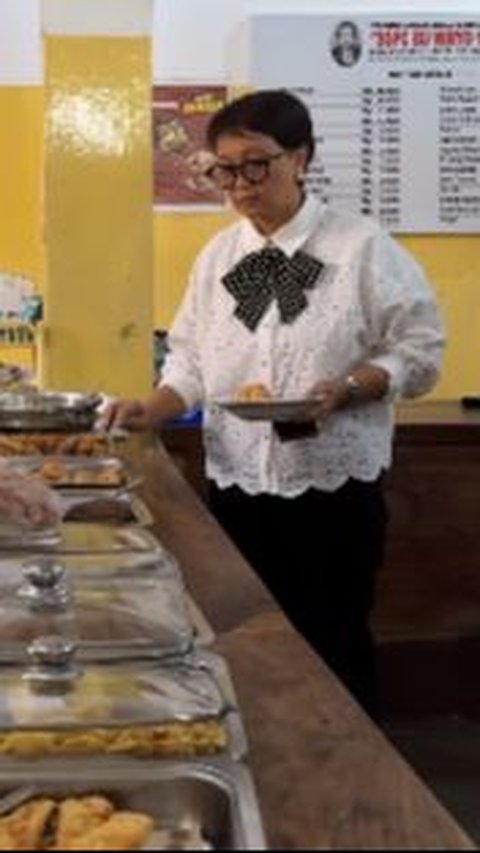Intip Keseruan Menlu Retno Marsudi Makan Nasi Pecel di Yogyakarta, 'Dulu Tidak Setiap Hari Saya Mampu Makan di Tempat Ini'