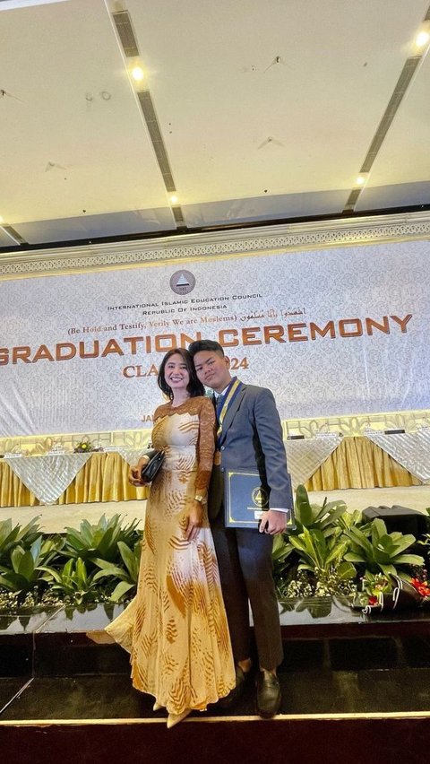 Dewi Perssik baru saja menghadiri wisuda putra angkatnya Felice Gabriel yang telah lulus dari Sekolah Menengah Atas (SMA) pad