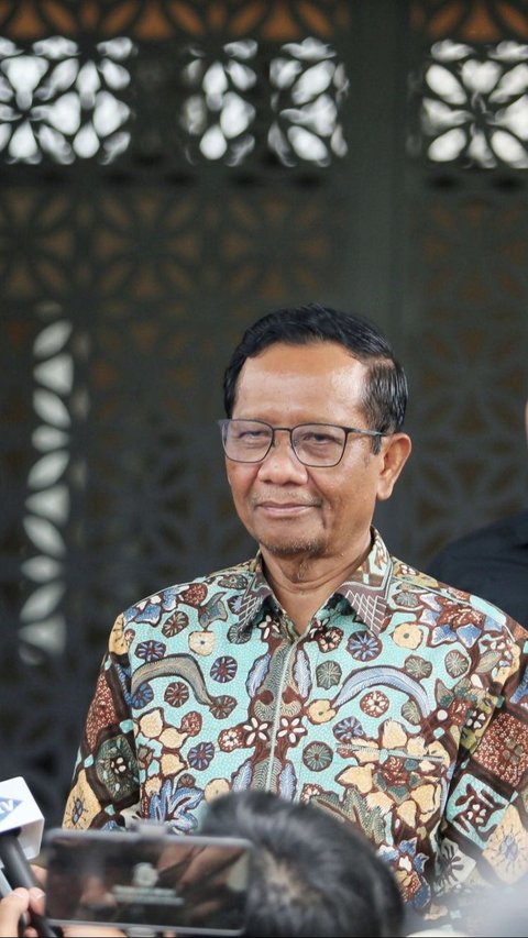 Mantan Menteri Koordinator Bidang Politik, Hukum, dan Keamanan (Menko Polhukam) Mahfud Md saat menyambut kehadiran Menko Polhukam Hadi Tjahjanto di Jakarta, Kamis (22/2/2024). Menko Polhukam Hadi Tjahjanto menyambangi Mahfud MD di kediamannya untuk Silahturahmi serta berdiskusi dan meminta arahan tugas yang belum selesai .Liputan6.com/Angga Yuniar