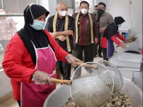 Berkat KUR BRI & Rajin Ikut Pameran, Produsen Keripik Kulit Ikan 'Rafins Snack' Mendunia