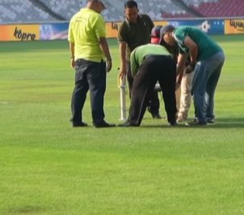 Setelah dilakukan perbaikan, Erick Thohir sebagai Ketua Umum PSSI memastikan bahwa rumput stadion dalam kondisi baik.