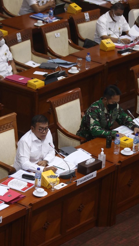 Wamenhan RI M. Herindra (kiri) bersama KSAD Jenderal TNI Andika Perkasa saat rapat dengar pendapat (RDP) dengan Komisi I DPR RI di Kompleks Parlemen, Jakarta, Senin (31/5/2021). RDP membahas perkembangan situasi dan kondisi keamanan di Papua dan Papua Barat. (Liputan6.com/Angga Yuniar)