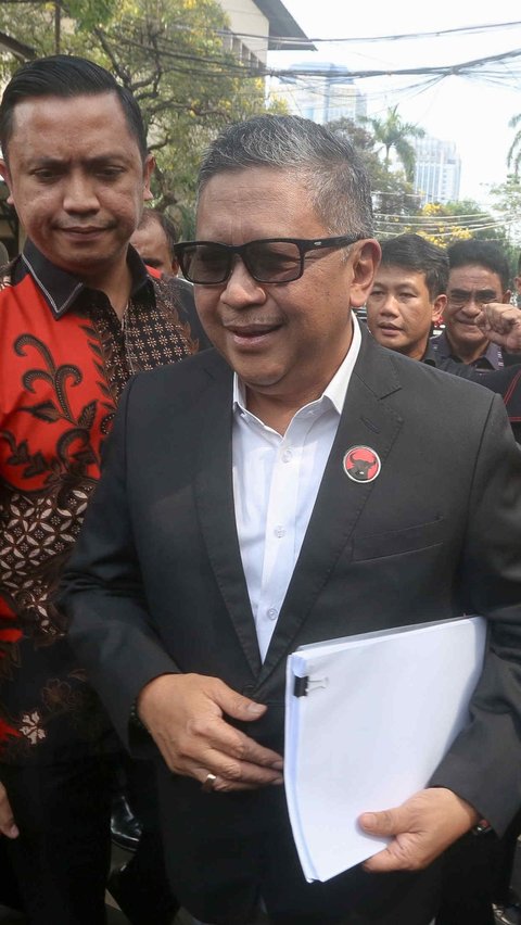 Sekjen PDI Perjuangan Hasto Kristiyanto Tiba di Polda Metro Jaya, Selasa (4/6/2024). Hasto memenuhi panggilannya guna diperiksa sebagai saksi atas dugaan penyebaran hoax yang dilaporkan ke Polda Metro Jaya. Hasto mengaku dilaporkan buntut pernyataan dalam sesi wawancara di salah satu media televisi nasional.