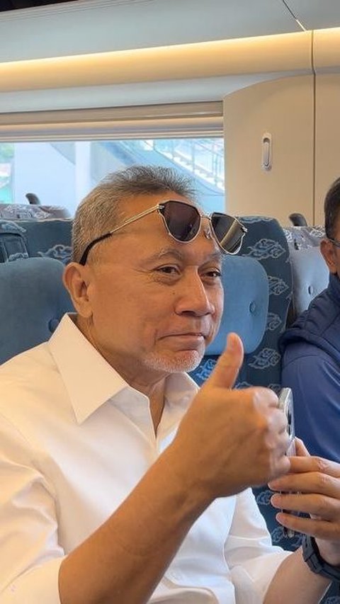 Menteri Perdagangan (Mendag) Zulkifli Hasan melaksanakan kunjungan kerja ke Kota Bandung, Jawa Barat (Jabar) dengan menggunakan Kereta Cepat Jakarta Bandung (Whoosh),Rabu (27/9/2023). (Dok Tim Media Zulkifli Hasan)
