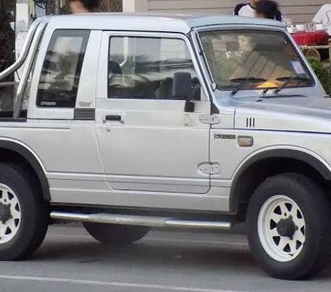 adalah mobil yang sangat populer di kalangan pecinta off-road.