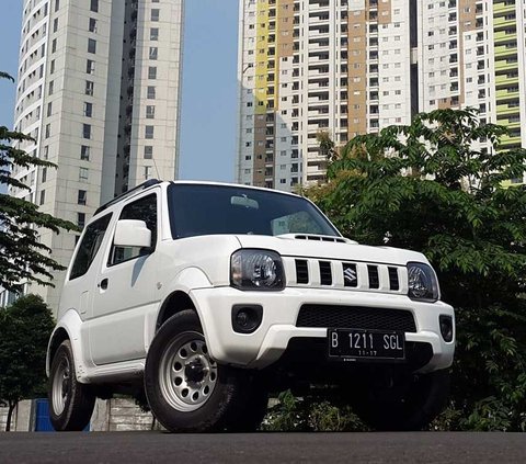 adalah mobil yang sangat populer di kalangan pecinta off-road.