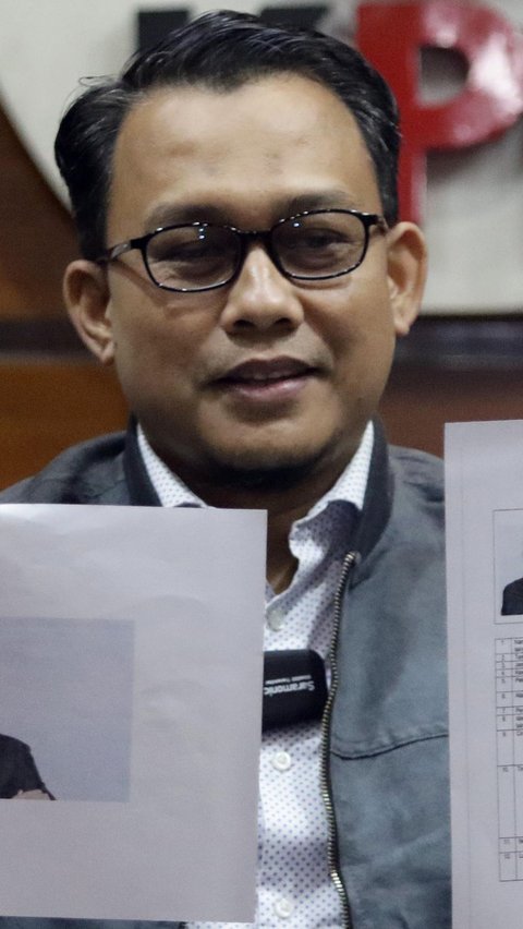 Pelaksana tugas (Plt) Juru Bicara KPK, Ali Fikri menunjukkan data diri Bupati Tanah Bumbu periode 2010-2015 dan 2016-2018, Mardani H. Maming saat mengumumkan status Daftar Pencarian Orang (DPO), Gedung KPK, Jakarta, Selasa (26/7/2022). KPK menetapkan politikus Partai Demokrasi Indonesia Perjuangan (PDI-P) Mardani H Maming masuk dalam Daftar Pencarian Orang (DPO) atau buronan. (Liputan6.com/Helmi Fithriansyah)