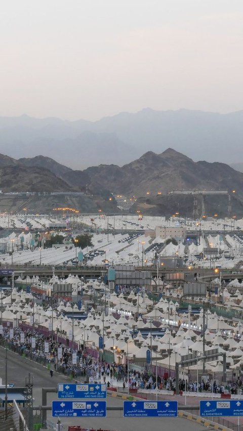 Suasana kepadatan jemaah haji di Mina. Jemaah dari seluruh dunia tinggal di Mina selama tiga hingga empat hari untuk melaksanakan ritual mabit dan lempar jumrah. (FOTO: MCH PPIH ARAB SAUDI 2023)