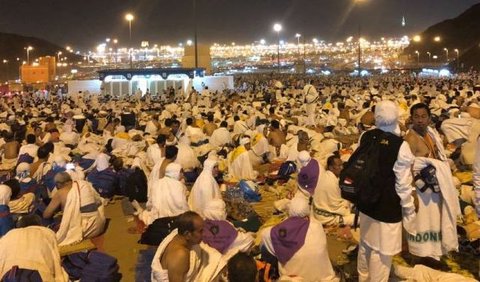 Usai melaksanakan wukuf, kawasan Muzdalifah dipadati jemaah haji yang melakukan mabit atau bermalam. (www.kemenag.go.id)