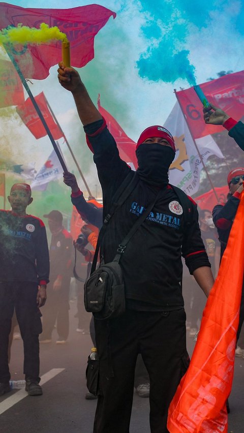 Massa buruh Konfederasi Serikat Pekerja Indonesia (KSPI) saat melakukan aksi ke istana di kawasan Patung Kuda Jalan MH.Thamrin, Jakarta, Kamis (06/06/2024). Mereka mendesak pemerintah mencabut Peraturan Pemerintah Nomor 21 Tahun 2024 tentang Perubahan Atas PP Nomor 25 Tahun 2020 tentang Penyelenggaraan Tabungan Perumahan Rakyat (Tapera).