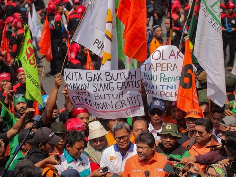 Massa buruh Konfederasi Serikat Pekerja Indonesia (KSPI) saat melakukan aksi ke istana di kawasan Patung Kuda Jalan MH.Thamrin, Jakarta, Kamis (06/06/2024). Mereka mendesak pemerintah mencabut Peraturan Pemerintah Nomor 21 Tahun 2024 tentang Perubahan Atas PP Nomor 25 Tahun 2020 tentang Penyelenggaraan Tabungan Perumahan Rakyat (Tapera).