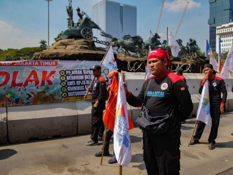 Massa buruh Konfederasi Serikat Pekerja Indonesia (KSPI) saat melakukan aksi ke istana di kawasan Patung Kuda Jalan MH.Thamrin, Jakarta, Kamis (06/06/2024). Mereka mendesak pemerintah mencabut Peraturan Pemerintah Nomor 21 Tahun 2024 tentang Perubahan Atas PP Nomor 25 Tahun 2020 tentang Penyelenggaraan Tabungan Perumahan Rakyat (Tapera).