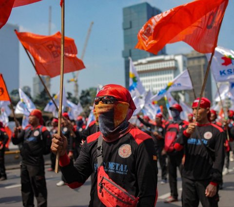 Massa buruh Konfederasi Serikat Pekerja Indonesia (KSPI) saat melakukan aksi ke istana di kawasan Patung Kuda Jalan MH.Thamrin, Jakarta, Kamis (06/06/2024). Mereka mendesak pemerintah mencabut Peraturan Pemerintah Nomor 21 Tahun 2024 tentang Perubahan Atas PP Nomor 25 Tahun 2020 tentang Penyelenggaraan Tabungan Perumahan Rakyat (Tapera).