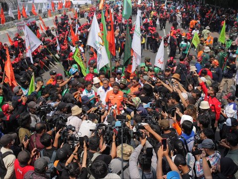 Massa buruh Konfederasi Serikat Pekerja Indonesia (KSPI) saat melakukan aksi ke istana di kawasan Patung Kuda Jalan MH.Thamrin, Jakarta, Kamis (06/06/2024). Mereka mendesak pemerintah mencabut Peraturan Pemerintah Nomor 21 Tahun 2024 tentang Perubahan Atas PP Nomor 25 Tahun 2020 tentang Penyelenggaraan Tabungan Perumahan Rakyat (Tapera).