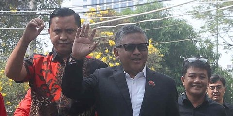 Sekjen PDI Perjuangan Hasto Kristiyanto Tiba di Polda Metro Jaya, Selasa (4/6/2024). Hasto memenuhi panggilannya guna diperiksa sebagai saksi atas dugaan penyebaran hoax yang dilaporkan ke Polda Metro Jaya. Hasto mengaku dilaporkan buntut pernyataan dalam sesi wawancara di salah satu media televisi nasional.