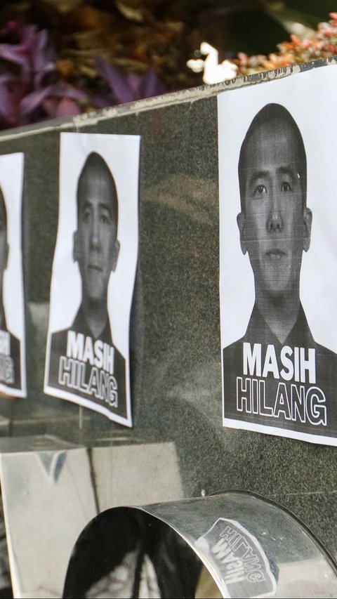 Aktivis dari Indonesia Corruption Watch (ICW) menggunakan topeng Harun Masiku di depan gedung Merah Putih KPK, Jakarta, Senin (15/1/2024). ICW menggelar aksi untuk mengkritik KPK karena tak kunjung berhasil menangkap buron Harun Masiku sejak empat tahun lalu. Dalam aksinya, mereka memakai topeng pimpinan KPK mulai dari Nawawi Pomolango, Alexander Marwata, Nurul Ghufron, hingga Johanis Tanak.