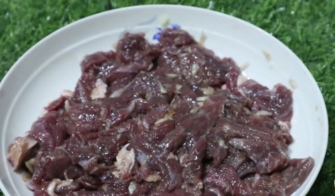 Cukup dengan menggoreng daging dan menambahkan satu bahan ini, kamu bisa mendapatkan hasil msakan daging yang lembut!