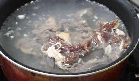 Cukup dengan menggoreng daging dan menambahkan satu bahan ini, kamu bisa mendapatkan hasil msakan daging yang lembut!