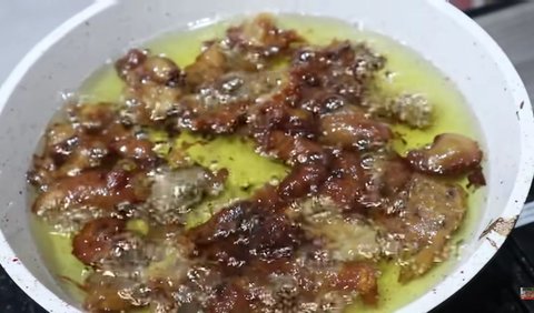 Cukup dengan menggoreng daging dan menambahkan satu bahan ini, kamu bisa mendapatkan hasil msakan daging yang lembut!