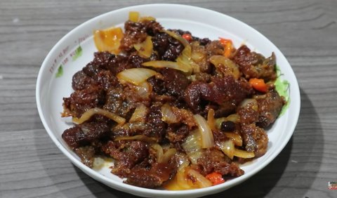 Cukup dengan menggoreng daging dan menambahkan satu bahan ini, kamu bisa mendapatkan hasil msakan daging yang lembut!