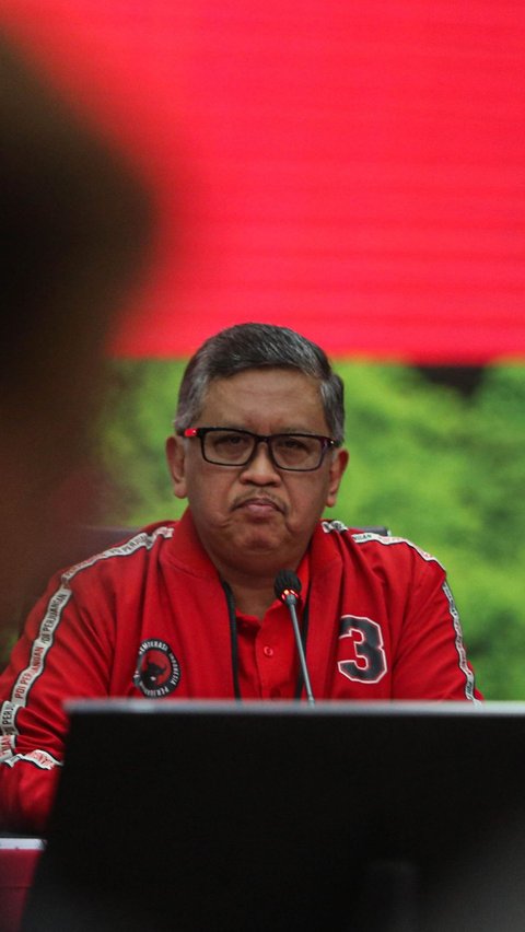 Sekjen PDIP Hasto Kristiyanto dan jajaran partai saat konferensi pers persiapan Rakernas V Partai di Kantor DPP PDIP, Jakarta, Rabu (22/5/2024). Dalam keterangannya mengungkapkan alasan partainya tidak mengundang Presiden Joko Widodo (Jokowi) dalam Rapat Kerja Nasional (Rakernas) ke-V PDIP pada 24-26 Mei 2024,  menegaskan yang diundang ke Rakernas PDIP adalah mereka yang menjaga demokrasi, hukum dan mau menegakkan hukum.Sementara itu,  Rakernas V akan dihadiri 2.160 peserta dari jajaran fungsionaris partai dari seluruh Tanah Air. Liputan6.com/Angga Yuniar