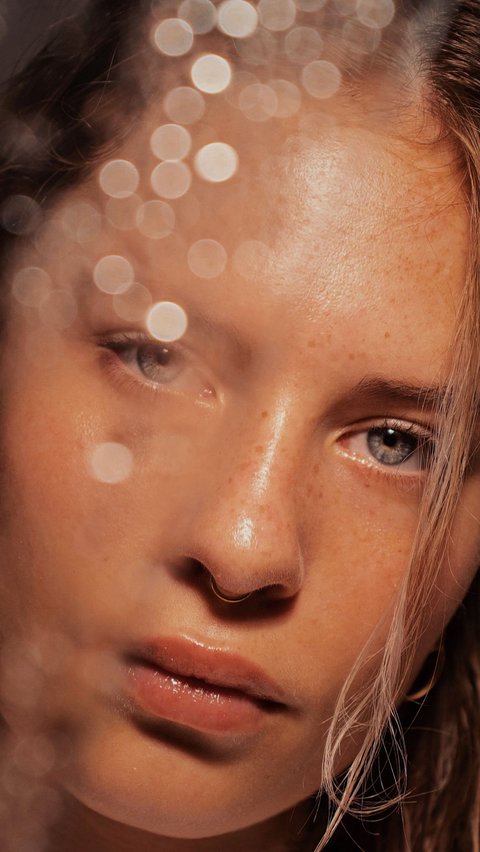 Semua perempuan menginginkan kulit wajah yang awet muda, maka dari itu sejak remaja mereka sudah merawat kulit wajahnya (Foto: Unsplash.com/Fleur Kaan)