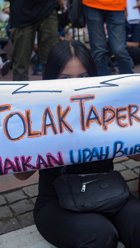 Massa buruh Konfederasi Serikat Pekerja Indonesia (KSPI) saat melakukan aksi ke istana di kawasan Patung Kuda Jalan MH.Thamrin, Jakarta, Kamis (06/06/2024). Mereka mendesak pemerintah mencabut Peraturan Pemerintah Nomor 21 Tahun 2024 tentang Perubahan Atas PP Nomor 25 Tahun 2020 tentang Penyelenggaraan Tabungan Perumahan Rakyat (Tapera).