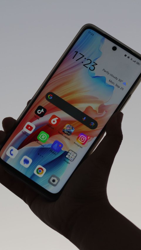 Review HP Oppo A58, Memegang HP Oppo A58. LIputan6.com/M. Labib Fairuz Ibad