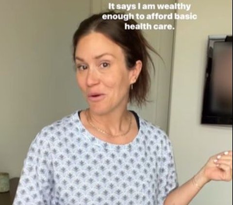 'Hospital Gown' Model is Trending in America, Like a Patient but Stylish