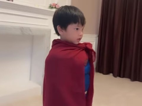 Potret Lucu Gala Sky Pakai Kostum Superman, Ditanya Hafalan Surat oleh Fuji Hingga Praktik Salat