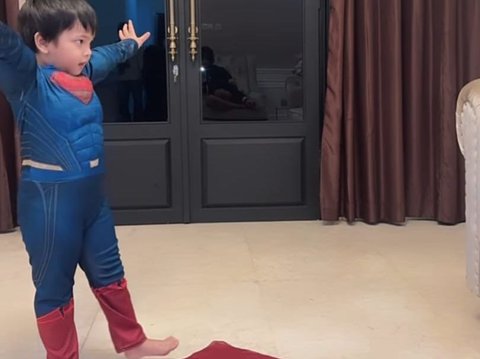 Potret Lucu Gala Sky Pakai Kostum Superman, Ditanya Hafalan Surat oleh Fuji Hingga Praktik Salat