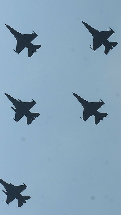 Atraksi pesawat tempur TNI mengudara di atas lapangan Silang Monas pada acara HUT TNI ke-78 Jakarta, Kamis (5/10/2023). HUT Ke-78 ini mengangkat tema