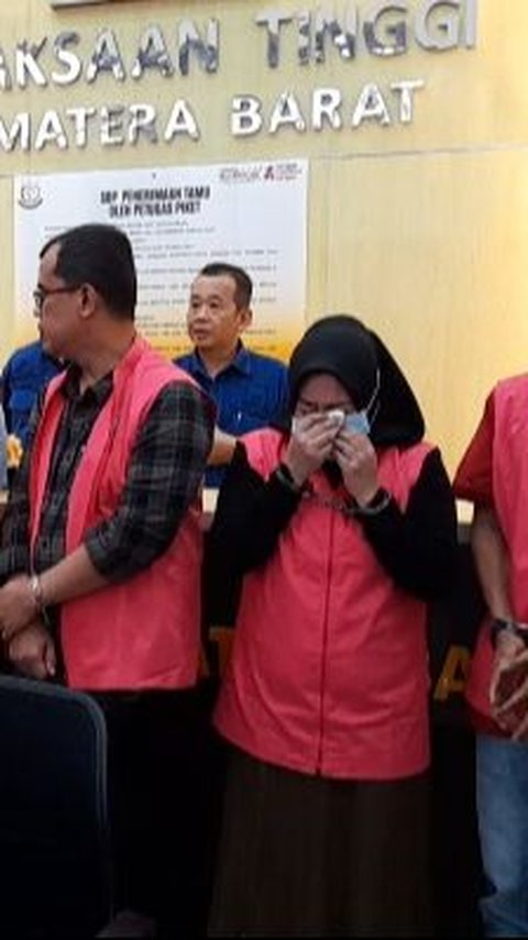 Menangis Tersedu-sedu Tersangka Korupsi Disdik Sumbar Senilai Rp5,5 Miliar saat Dipamerkan Depan Kamera