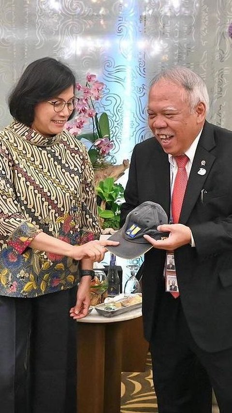 Bestie, Sri Mulyani Pakai Topi Legendaris Basuki Hadimuljono