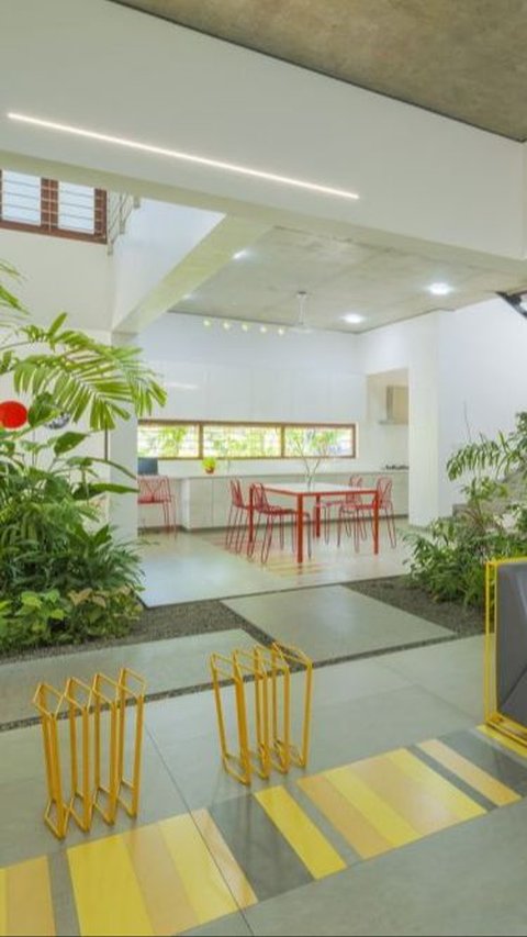 Tidak semua rumah memiliki atau menyukai AC sebagai pendingin ruangan. Desain rumah biofilik ini mungkin bisa menjadi solusi. Yuk, simak penjelasan lengkapnya!