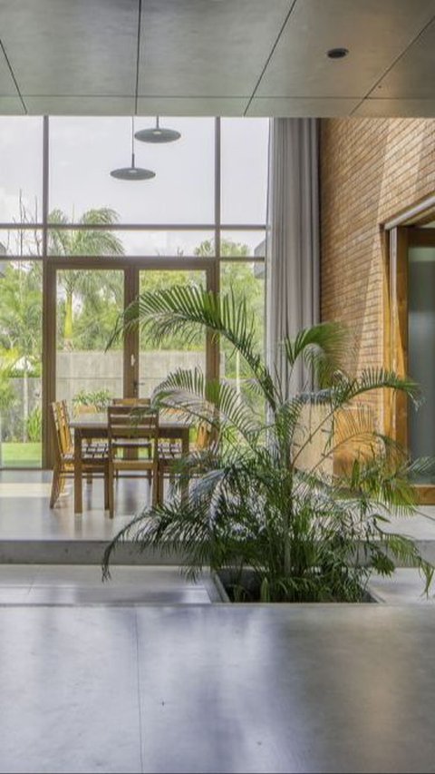 Tidak semua rumah memiliki atau menyukai AC sebagai pendingin ruangan. Desain rumah biofilik ini mungkin bisa menjadi solusi. Yuk, simak penjelasan lengkapnya!